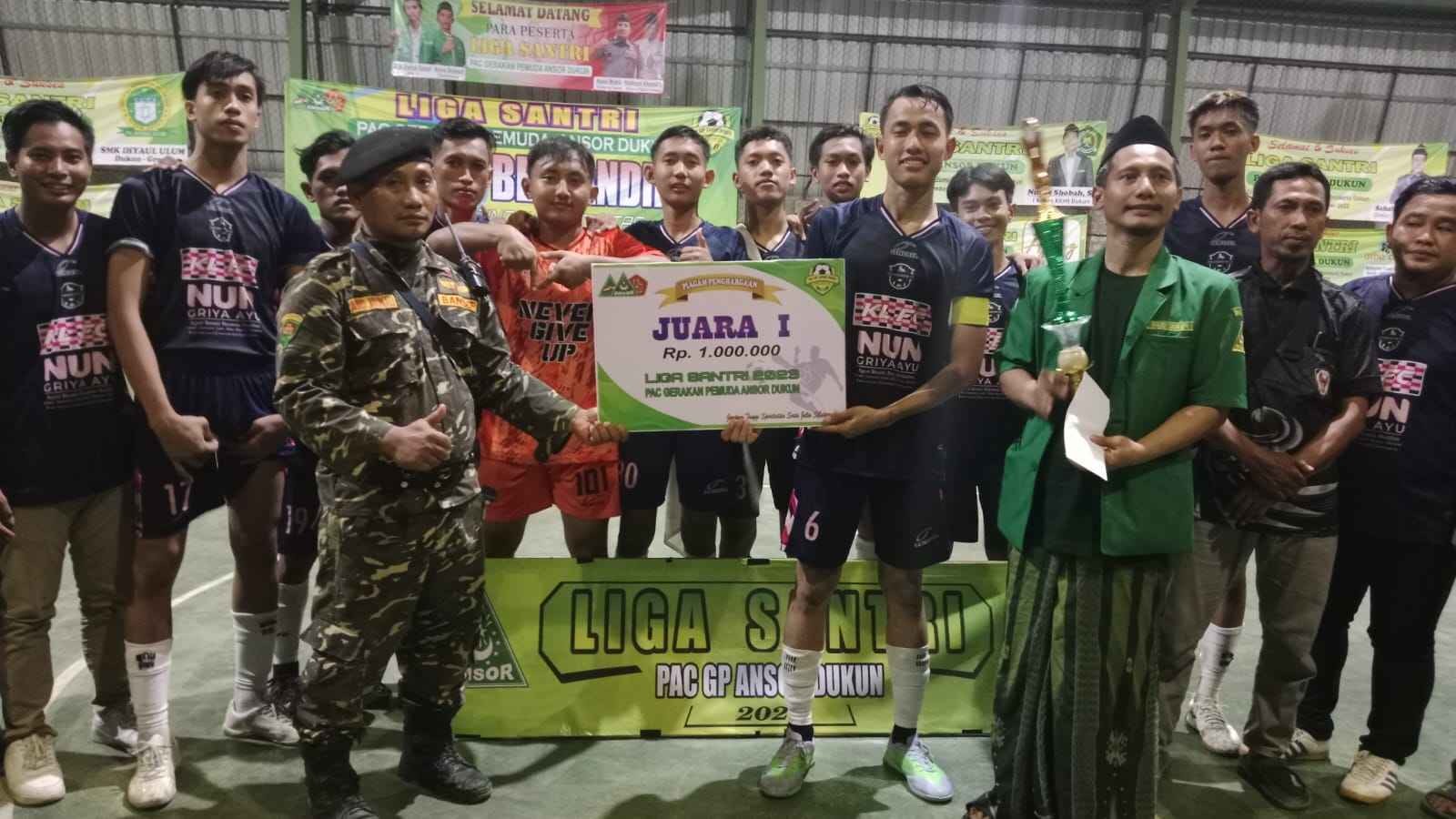 Bergulirnya turnamen futsal Liga Santri 2023 Pimpinan Anak Cabang GP Ansor Dukun secara resmi berakhir, Jumat (20/10/2023). Foto: dok PAC GP Ansor Dukun/NUGres