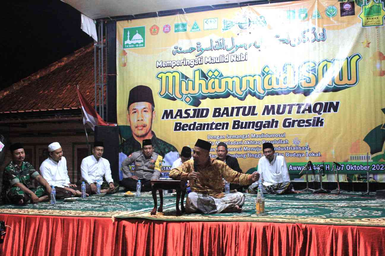 KH Marzuki Mustamar saat menyampaikan tabligh di Peringatan Maulid Nabi yang digelar Takmir Masjid Baitul Muttaqin Bedanten Bungah Gresik, Sabtu (7/10/2023) malam. Foto: dok Panitia/NUGres