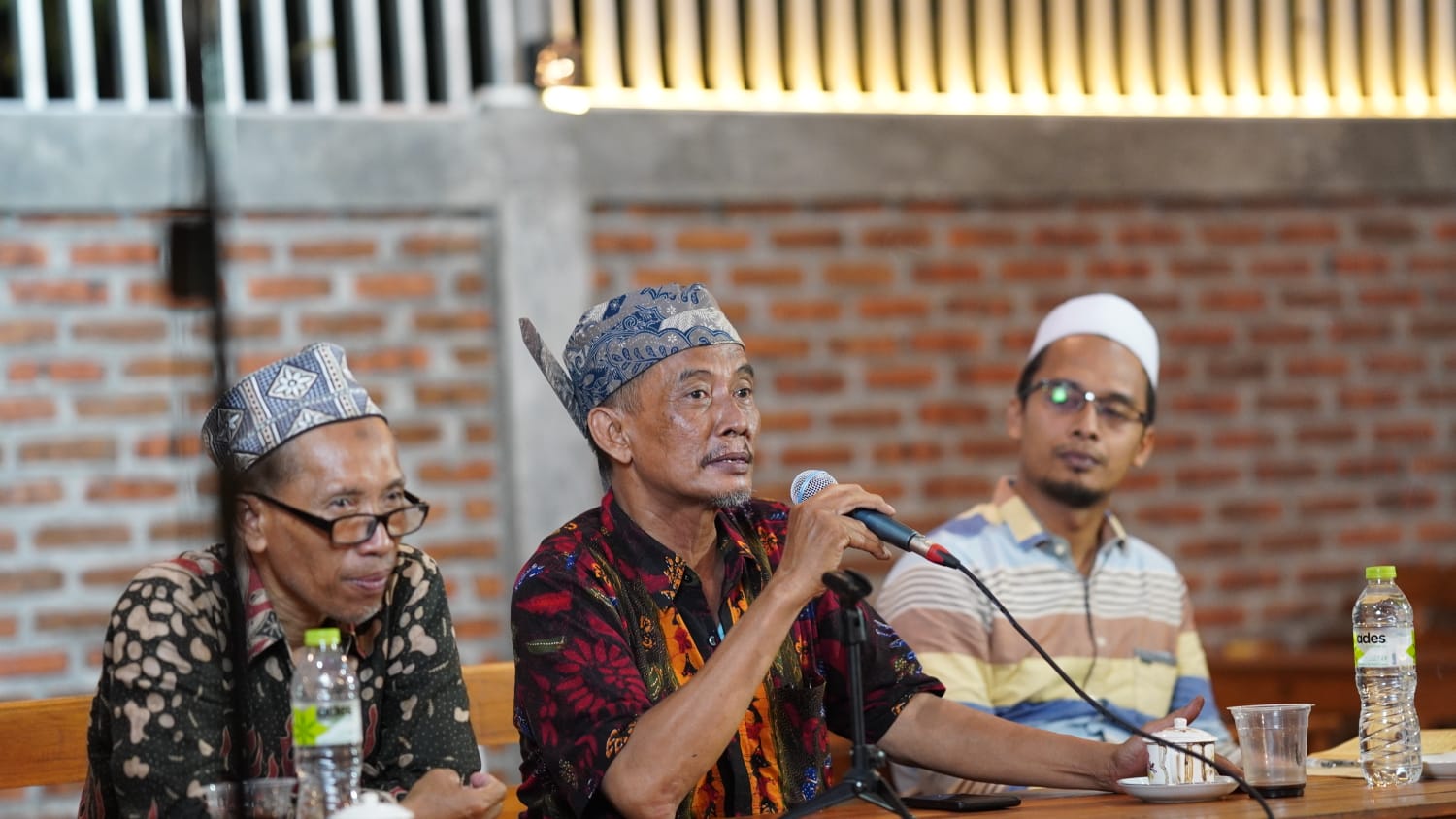 Majelis Ya Kafi ke-6 UQ Gresik, Senin (9/10/2023) di Fakultas Kopi, mengetengahkan Sejarah, Tradisi Mauludan Sampurnan hingga Kandungan Maulid Syaraf al-Anam. Foto: Qomaruddin Media/NUGres