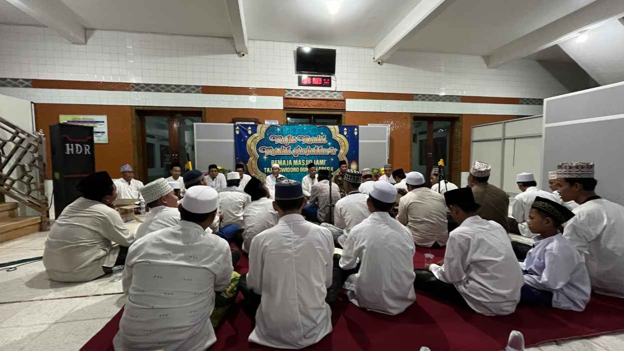 Remaja Masjid Jamik Tajungwidoro, Mengare, Bungah Gresik menggelar Majelis Shalawat Simthud Durar di tengah Peringatan Hari Santri Nasional, Ahad (22/10/2023). Foto: Atiq Mujahid/NUGres