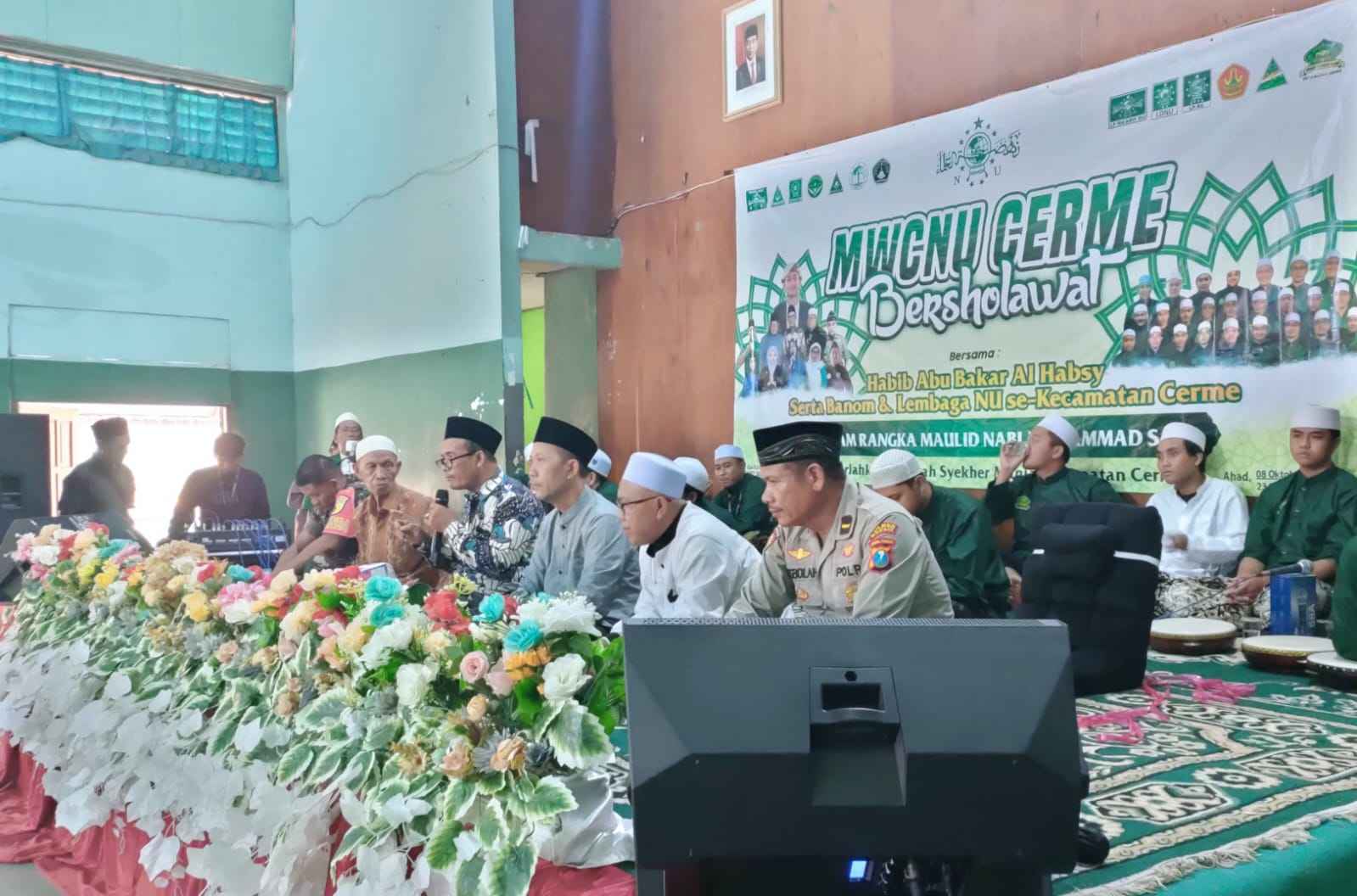 Ketua MWCNU Cerme, H Masidi saat memberikan sambutan dan ucapan terima kasih kepada Forkopimcam serta stakeholder NU Cerme yang telah mengikuti MWCNU Cerme Bersholawat. Foto: dok MWCNU Cerme/NUGres