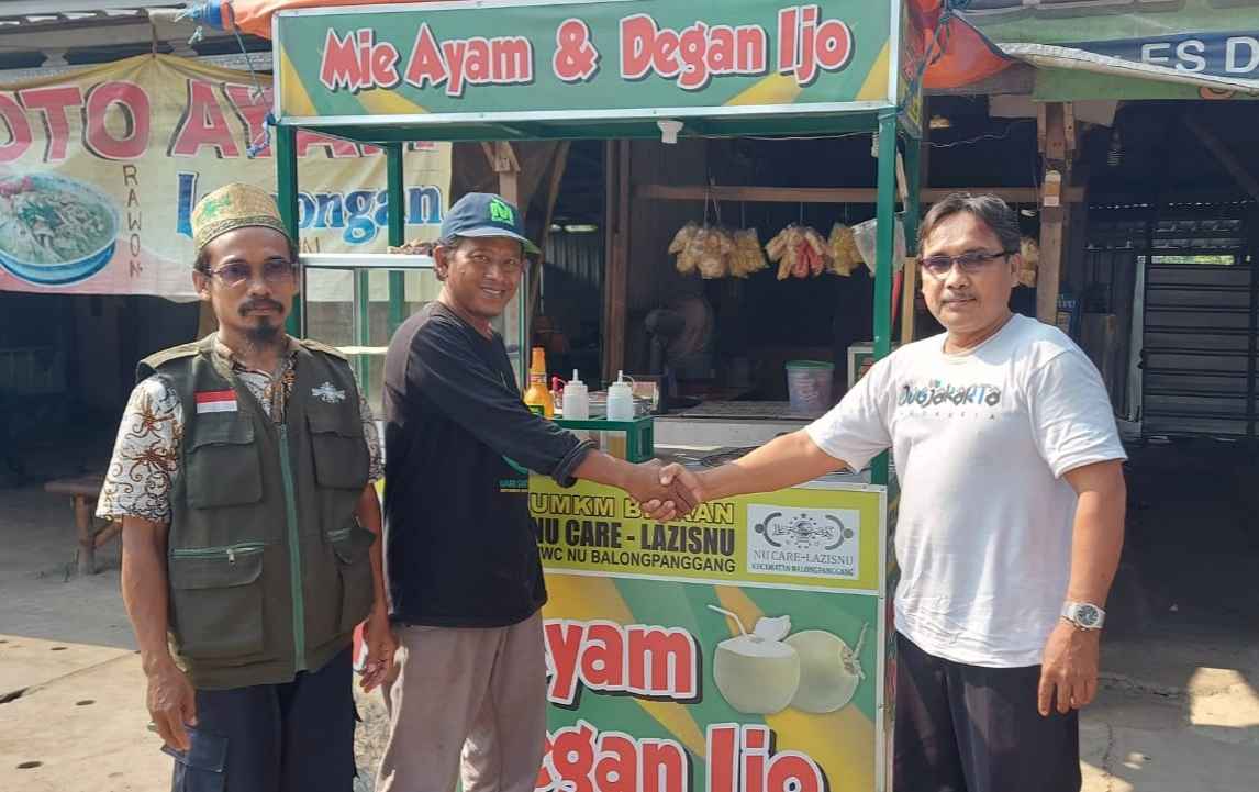 NU Care LAZISNU MWCNU Balongpanggang Bantu Rombong Pelaku UMKM, Selasa (10/10/2023). Foto: dok LAZISNU Balongpanggang/NUGres