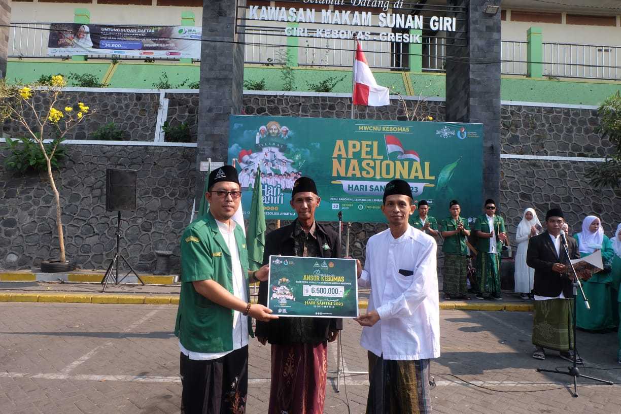 UNGKAPAN SYUKUR. PAC GP Ansor Kebomas Menyerahkan Bantuan Jutaan Beasiswa melalui LP Ma'arif MWCNU Kebomas di Sela Apel Hari Santri Nasional, Ahad (22/10/2023). Foto: dok PAC GP Ansor Kebomas/NUGres