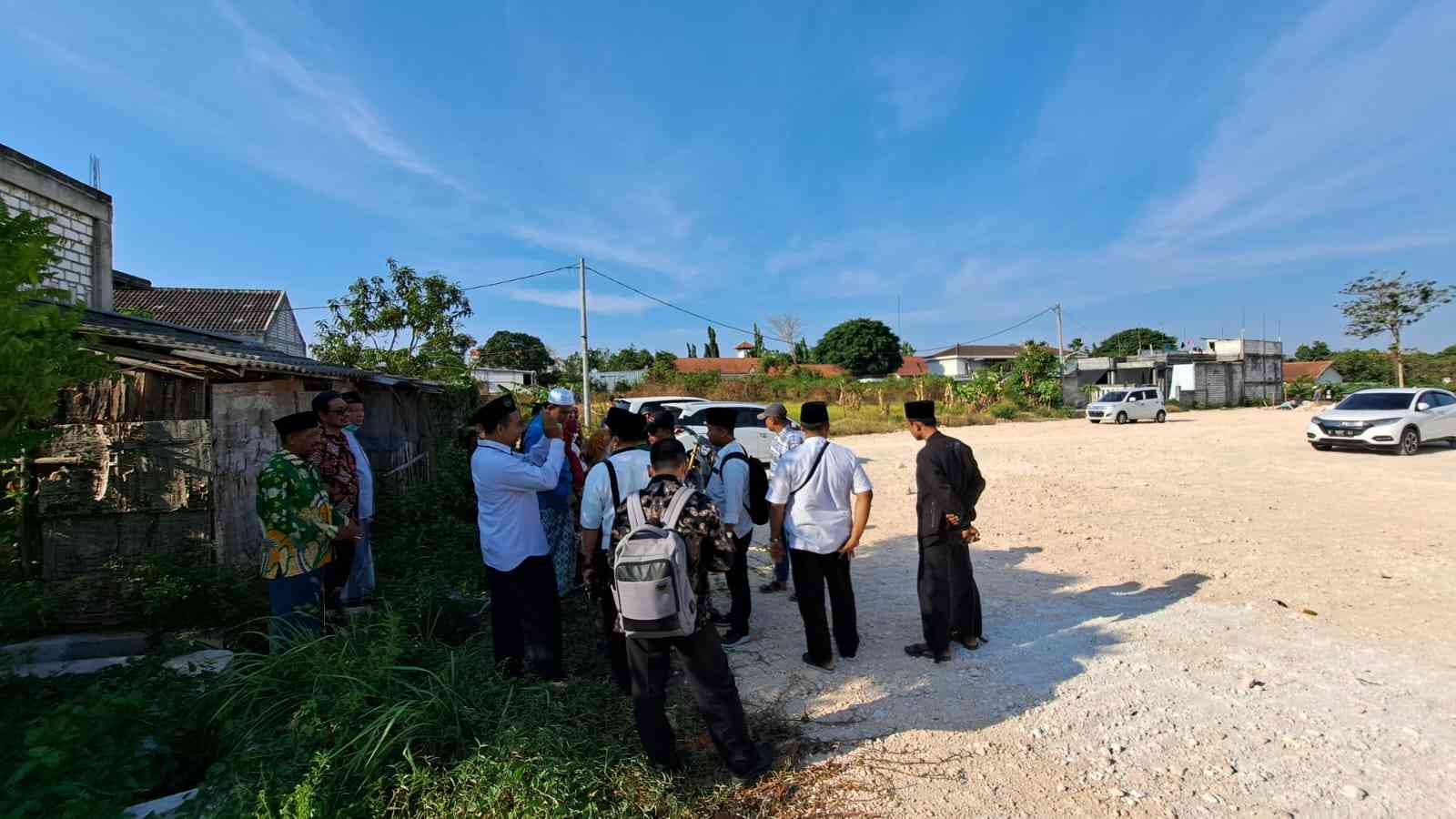 Panitia Hari Santri Nasional 2023 PCNU Gresik meninjau lokasi Rumah Sakit NU Gresik, Senin (16/10/2023). Foto: NUGres