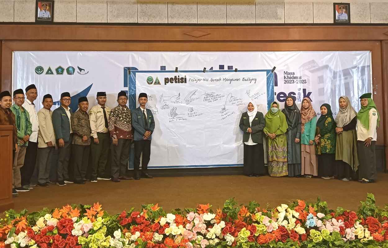 Proses Pelantikan PC IPNU IPPNU Gresik 2023 - 2025, Ahad (15/10/2023), juga diwarnai dengan aksi penandatanganan Petisi Anti Bulliying. Foto: Febrian/NUGres