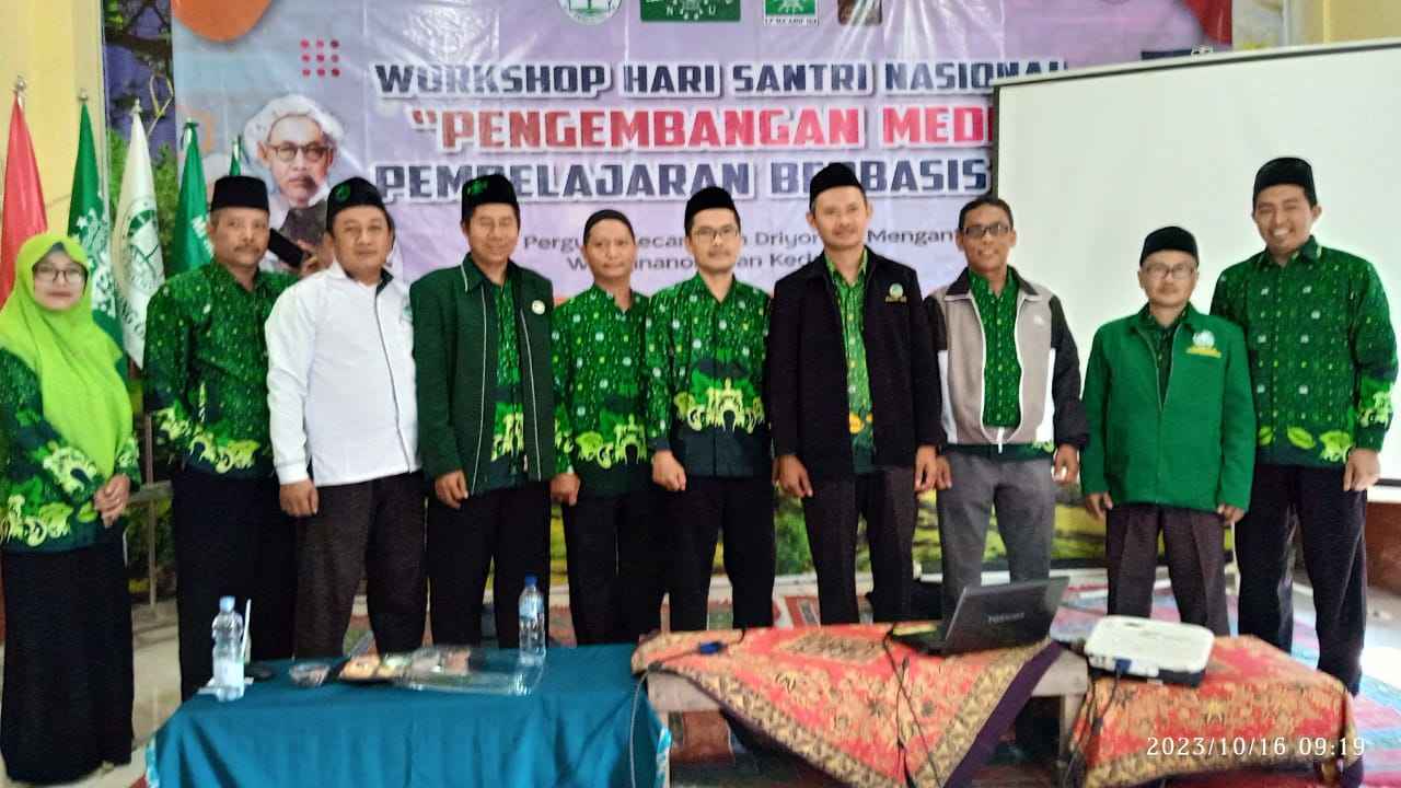 Jajaran Pimpinan Cabang Pergunu Gresik bersama Narasumber Workshop Pengembangan Media Pembelajaran Berbasis IT di Zona A. Foto: dok PC Pergunu Gresik/NUGres