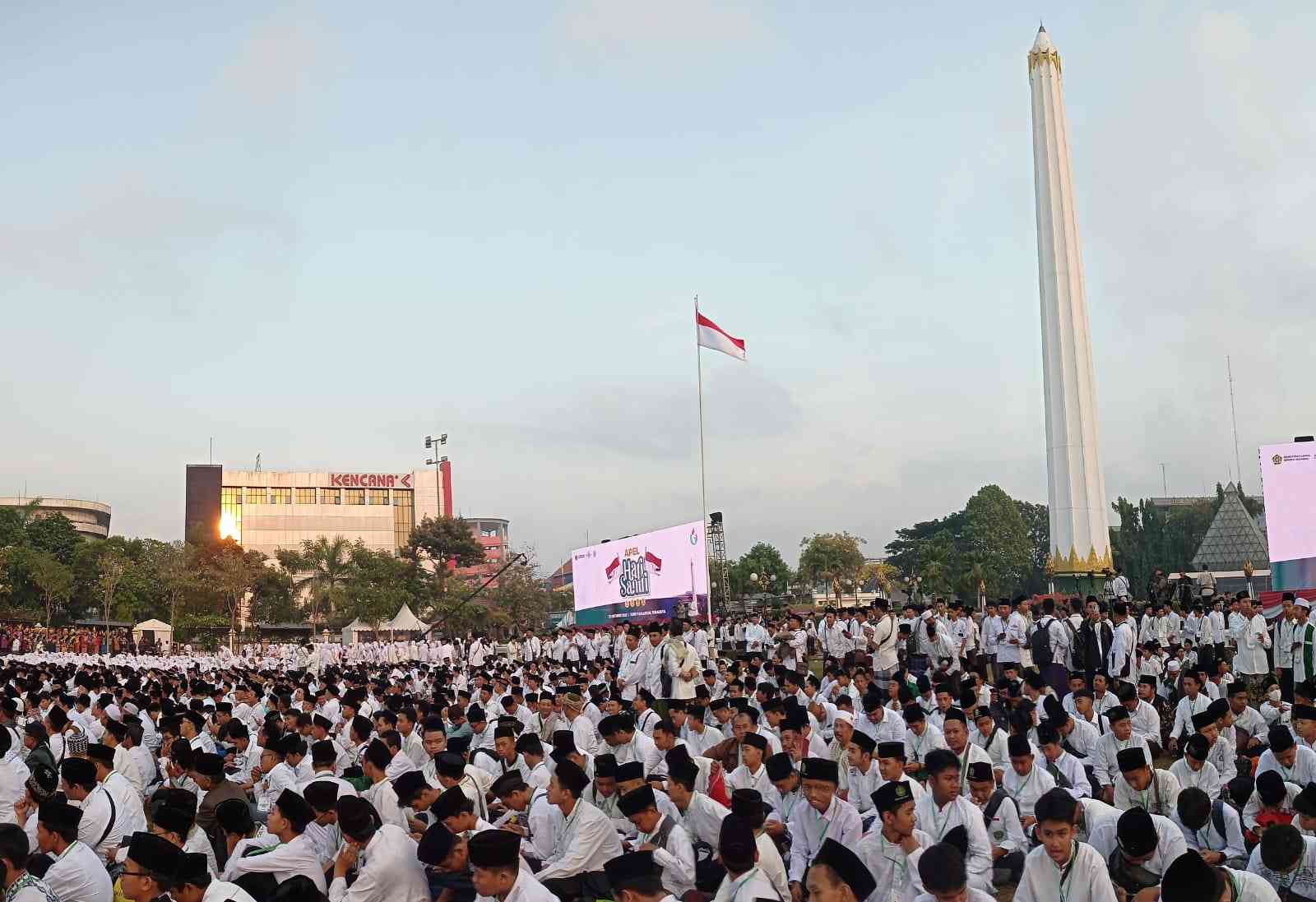 Ribuan Santri dari Gresik Mengikuti Apel Hari Santri Nasional di Palagan Perjuangan Surabaya, Ahad (22/10/2023). Foto: NUGres