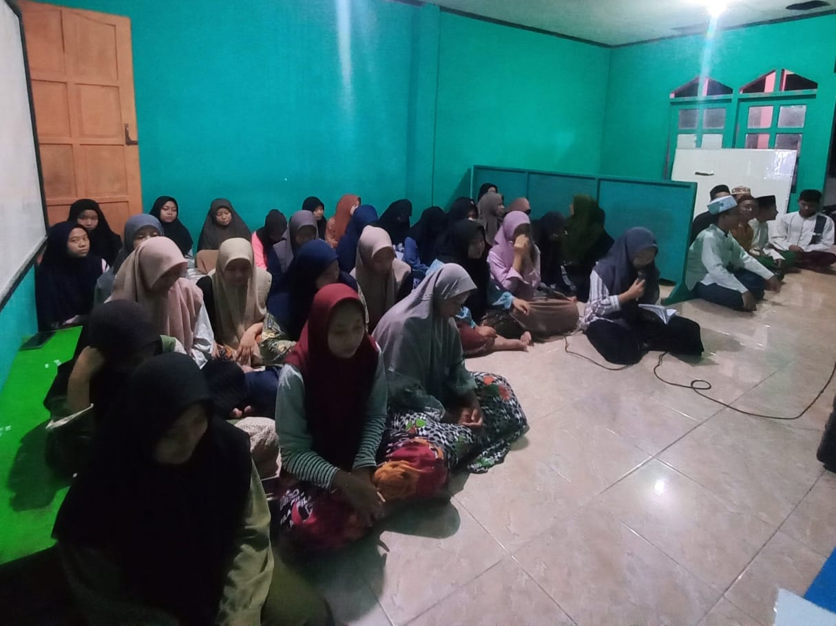 1 MILIAR SHALAWAT NARIYAH. Santri Pondok Pesantren Zainal Abidin Bungah Gresik Turut Membaca Shalawat Nariyah, Sabtu (21/10/2023) malam. Foto: Ahmad Rifqy/NUGres