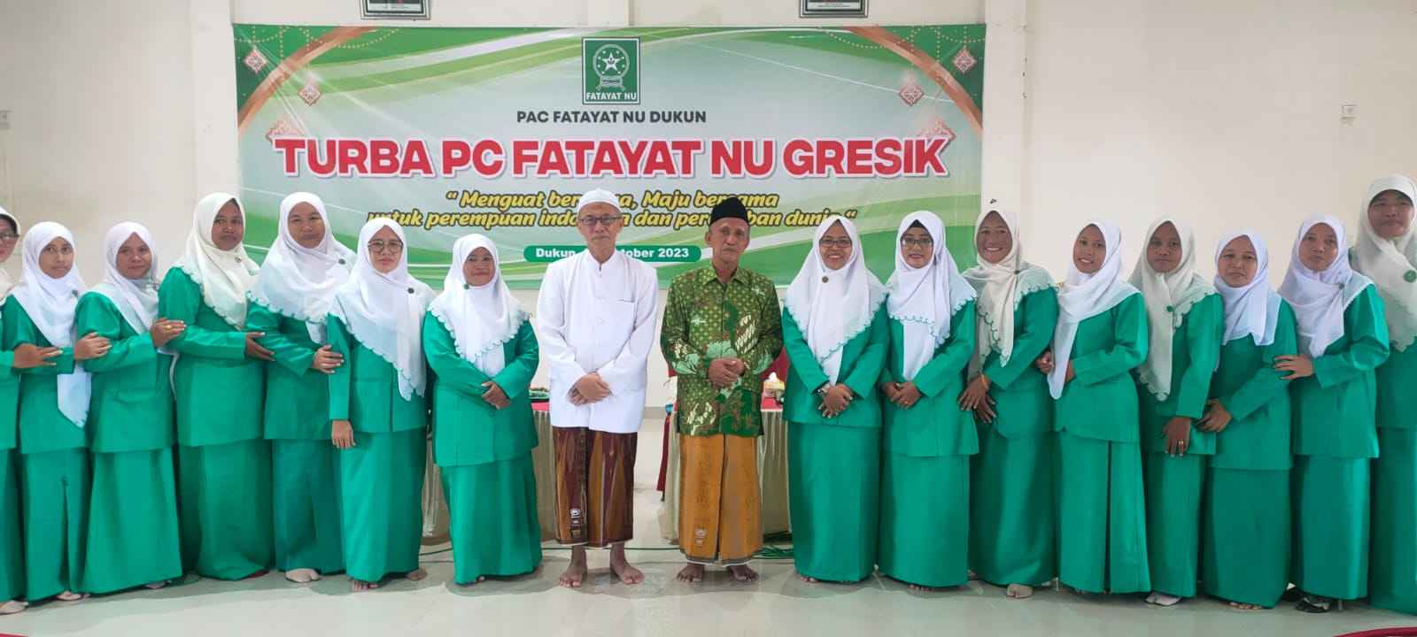 Pengurus MWCNU Dukun berfoto bersama jajaran PC Fatayat NU Gresik dan PAC Fatayat NU Dukun. Foto: Syafik Hoo/NUGres