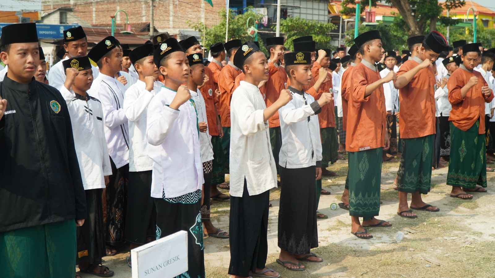 Para Santri dari Sejumlah Pondok Pesantren di Wilayah Kecamatan Bungah Ikuti Upacara Hari Santri Nasional 2023 MWCNU Bungah, Ahad (22/10/2023). Foto: dok LTN MWCNU Bungah/NUGres