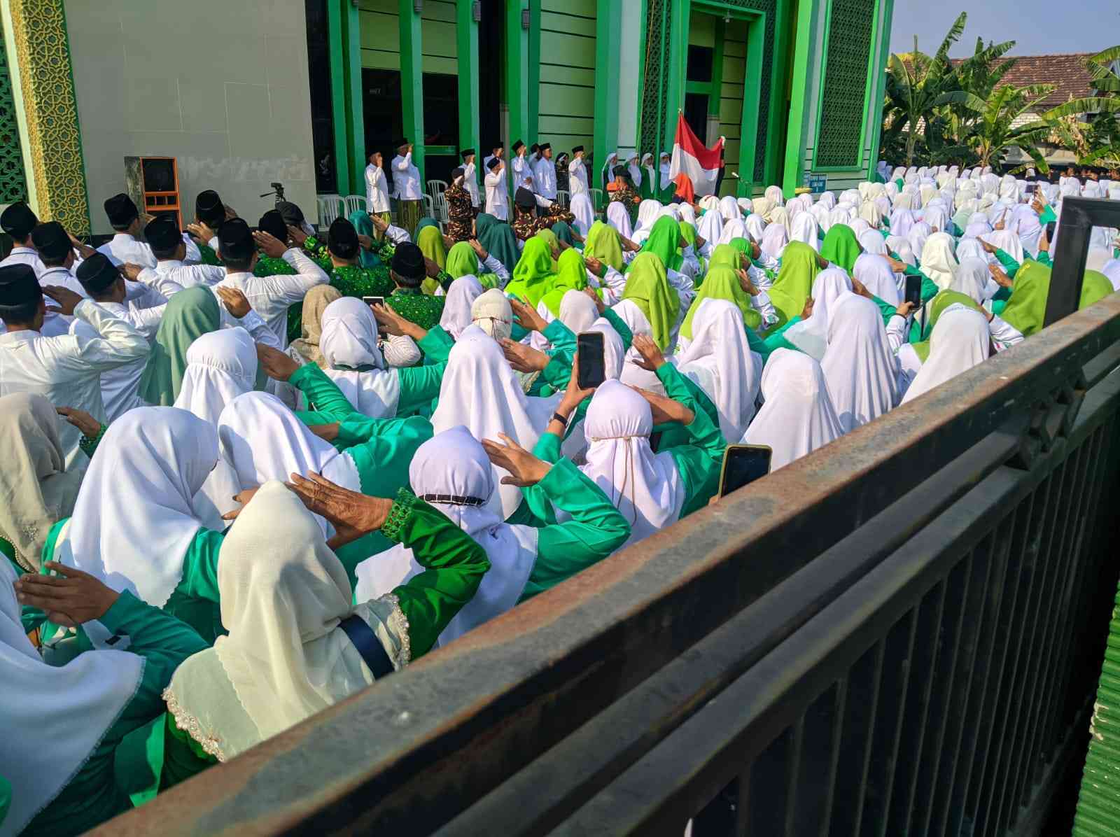 Upacara Hari Santri Nasional 2023, Kader NU Tumpah Ruah di Depan Kantor MWCNU Dukun Gresik, Ahad (22/10/2023). Foto: dok MWCNU Dukun/NUGres