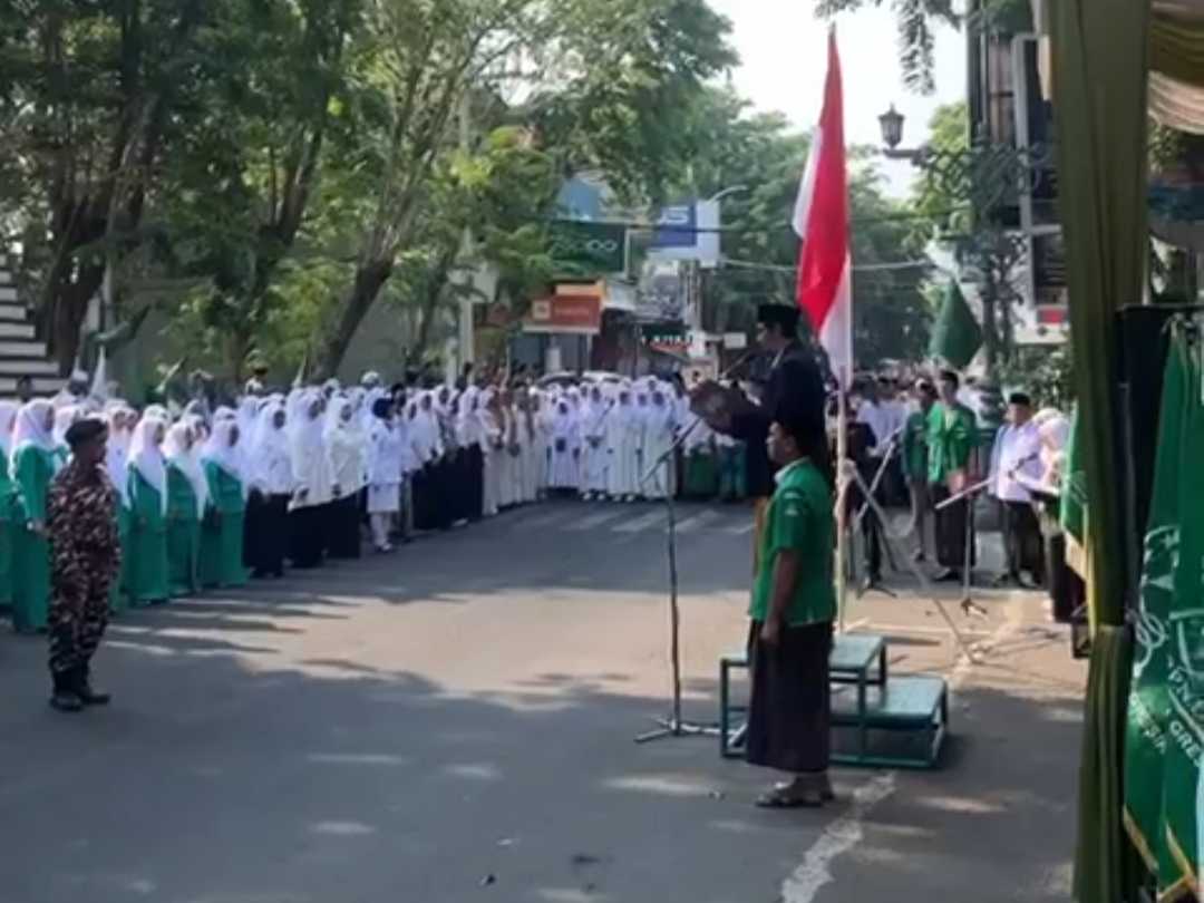 Ribuan Santri dari Berbagai Lembaga Pendidikan di Kecamatan Gresik Mengikuti Upacara Peringatan Hari Santri Nasional 2023, di Sepanjang Jalan Pahlawan Gresik, Ahad (22/10/2023). Foto: Tangkapan Layar dok MWCNU Gresik/NUGres