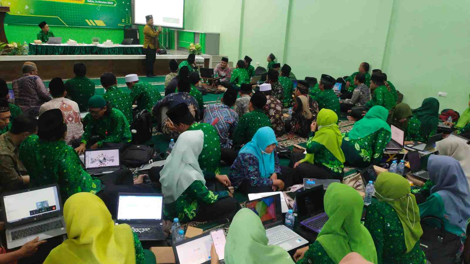Ratusan peserta nampak antusias mendapatkan materi dalam workshop yang akan digelar yang di empat zona, salah satunya yang tengah berlangsung di zona B meliputi delegasi guru dari PAC Pergunu Cerme, Benjeng, Balongpanggang dan Duduksampeyan. Foto