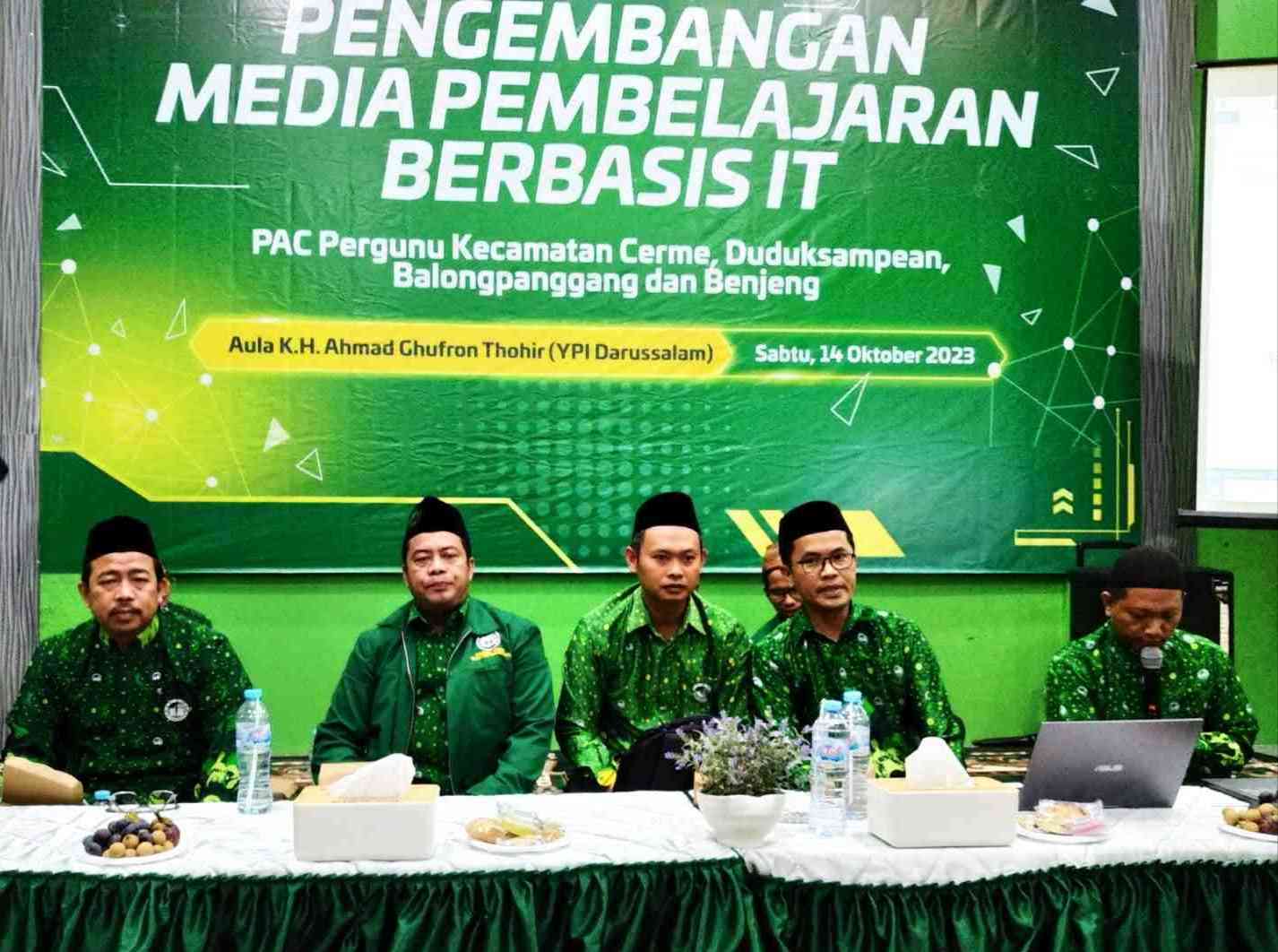 Pengurus Pergunu Gresik dan sejumlah narasumber dalam Workshop Pengembangan Media Pembelajaran Berbasis IT. Foto: dok Perguruan Gresik/NUGres