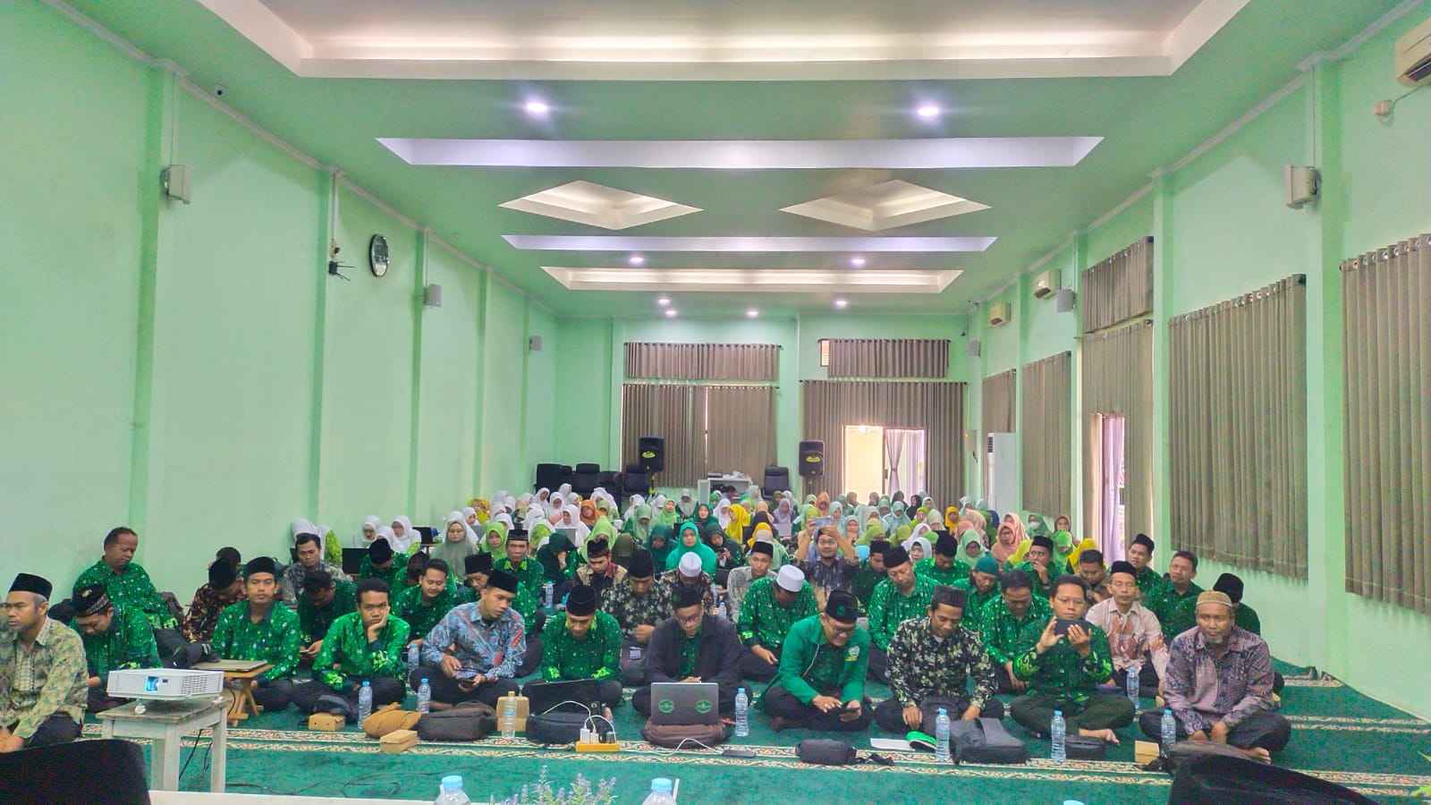 Semarak Hari Santri 2023. Ratusan anggota Pergunu Gresik di Zona B mengikuti Workshop Pengembangan Media Pembelajaran Berbasis IT di Aula KH Ghufron Thohir, YPI Darussalam Cerme, Gresik. Foto: dok Pergunu Gresik/NUGres