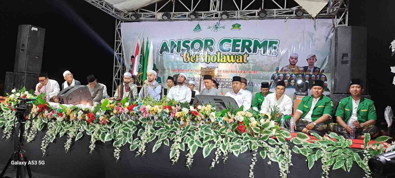 Ansor Cerme Bersholawat dalam rangka Pelantikan PAC GP Ansor Cerme dan Harlah Syekher Mania Cerme ke-5 di Lapangan Desa Wedani Cerme Gresik, Sabtu (4/11/2023) malam. Foto: dok PAC GP Ansor Cerme/NUGres