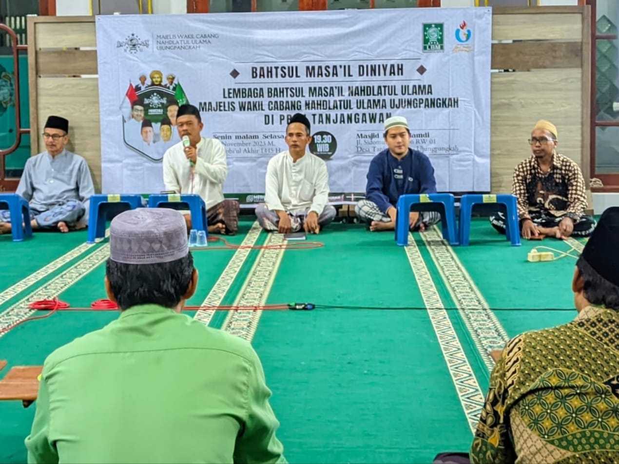 Rangkaian peringatan Hari Santri Nasional 2023, Majelis Wakil Cabang Nahdlatul Ulama Ujungpangkah Gresik menggelar Bahtsul Masa'il Diniyah di Ranting NU Tanjangawan, Senin (6/11/2023) malam. Foto: dok MWCNU Ujungpangkah/NUGres