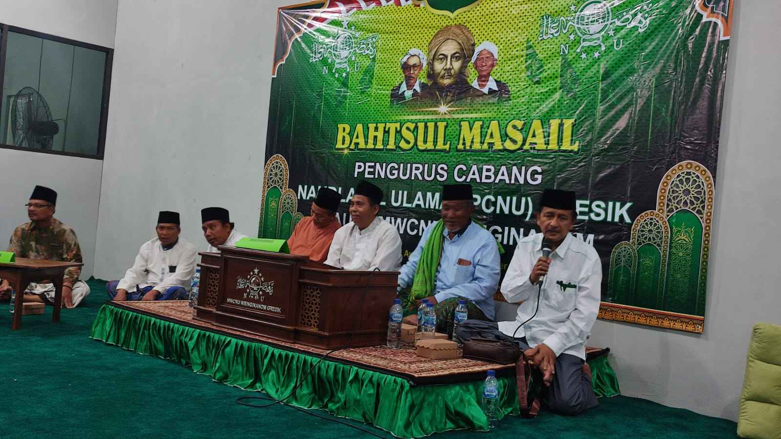 Kegiatan Bahtsul Masail di MWCNU Wringinanom Gresik juga dihadiri jajaran Syuriyah dan Tanfidziyah PCNU Gresik. Foto: dok PC LBMNU Gresik/NUGres