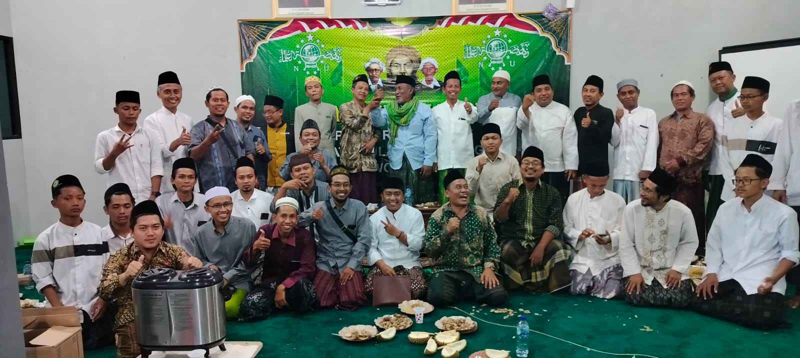 Peserta Bahtsul Masail dari PC LBMNU Gresik dan Perwakilan LBMNU MWC se-Cabang Gresik mengabadikan momen seusai digelarnya forum. Foto: dok PC LBMNU Gresik/NUGres