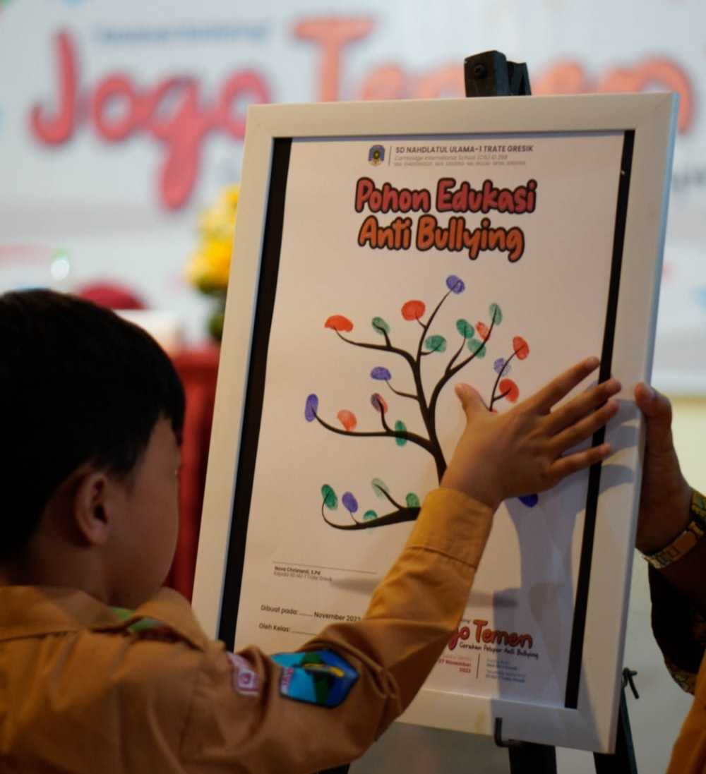 INI JANJIKU. Siswa SD NU 1 Tratee Gresik membuat cap jari di pohon edukasi. Ini sebagai bentuk komitmen menghindari perilaku bulliying di sekolah. Foto: dok SD NU 1 Tratee/NUGres