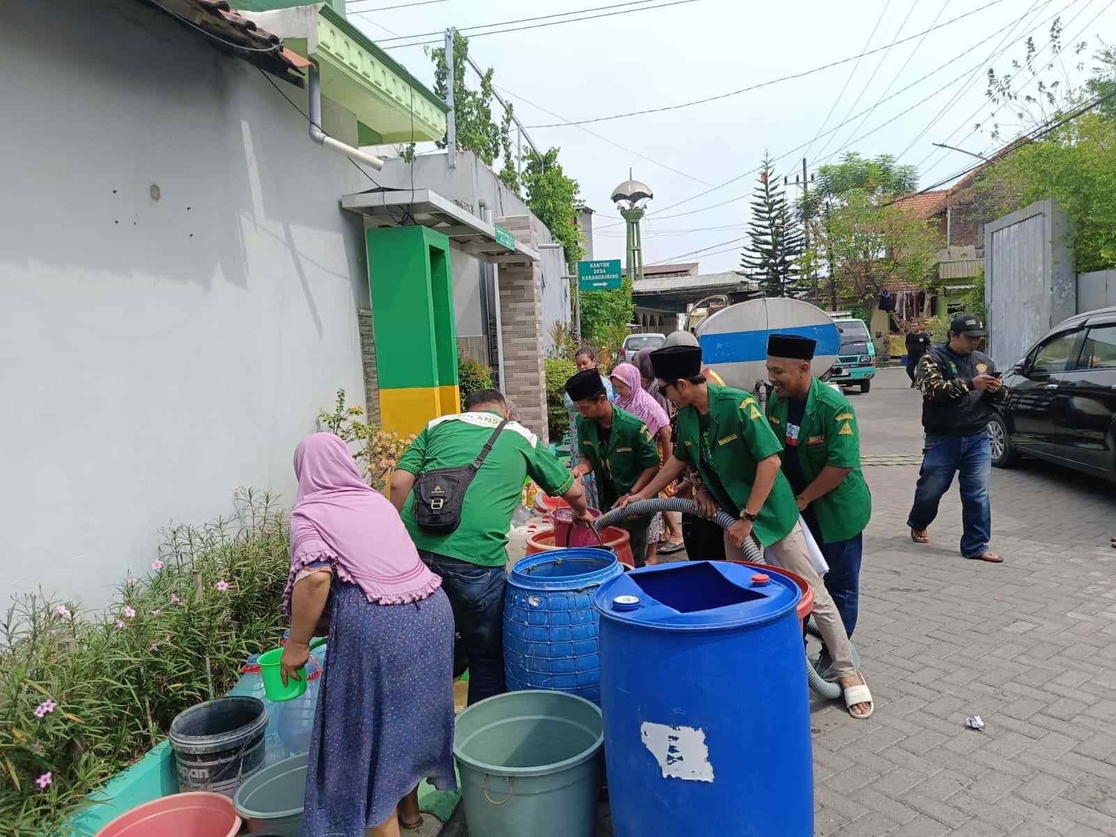 Pimpinan Anak Cabang Gerakan Pemuda Ansor Kebomas saat melakukan dropping air bersih di Desa Karangkiring, Kebomas Gresik, Sabtu (25/11/2023). Foto: dok PAC GP Ansor Kebomas/NUGres