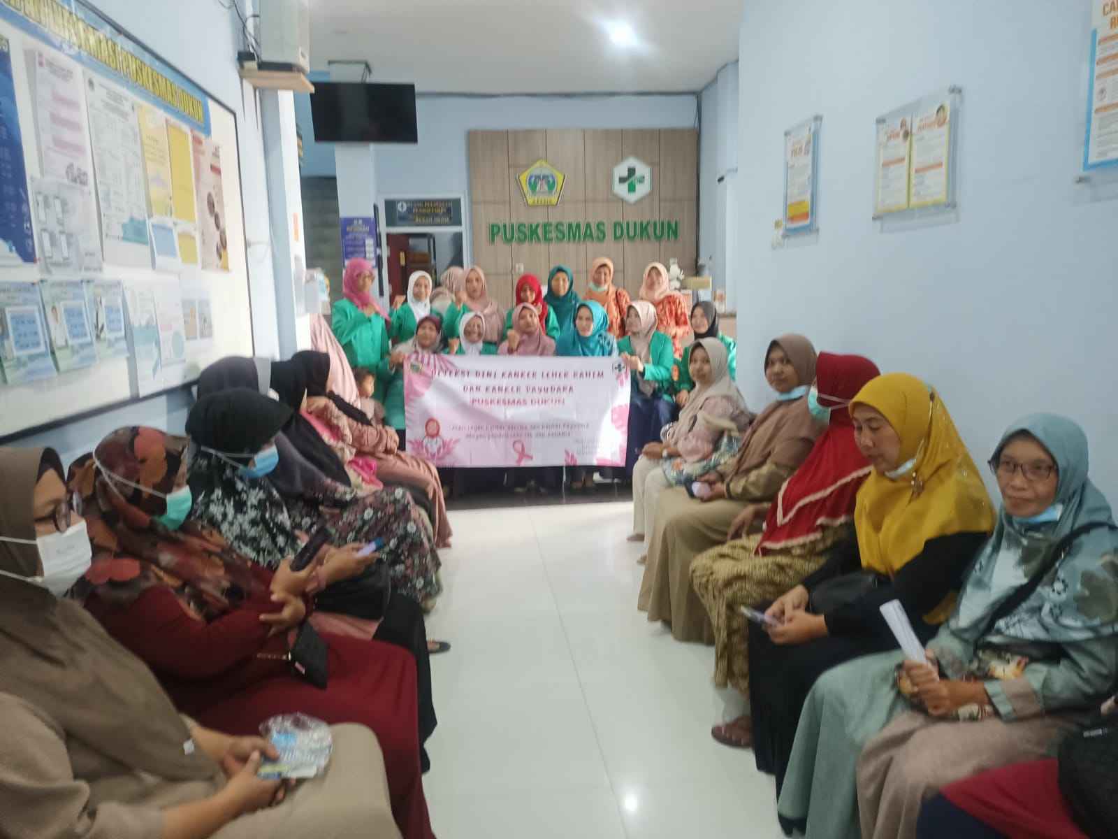 Sejumlah kader Fatatat NU Anak Cabang Dukun ikuti pemeriksaan IVA, Rabu (8/11/2023) di Puskesma Dukun. Foto: Syafik Hoo/NUGres