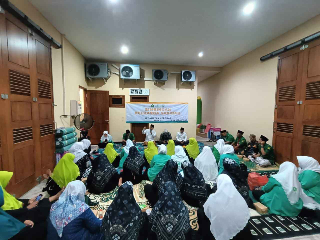 Satuan Tugas Gerakan Keluarga Maslahat Nahdlatul Ulama saat menggelar sosialisasi dan bimbingan pada Senin malam (27/11/2023) di Desa Kedanyang, Kecamatan Kebomas, Gresik. Foto: Luthfi Anshori