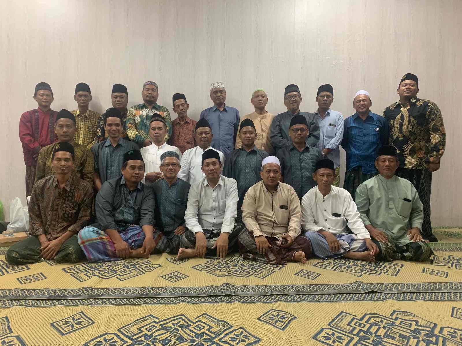 Jajaran pengurus MWCNU, KBIHU dan perwakilan Pengurus Ranting NU se-Wakil Cabang NU Bungah mengabadikan momen usai mengikuti kegiatan sosialisasi dan doa bersama. Foto: dok LTN MWCNU Bungah/NUGres