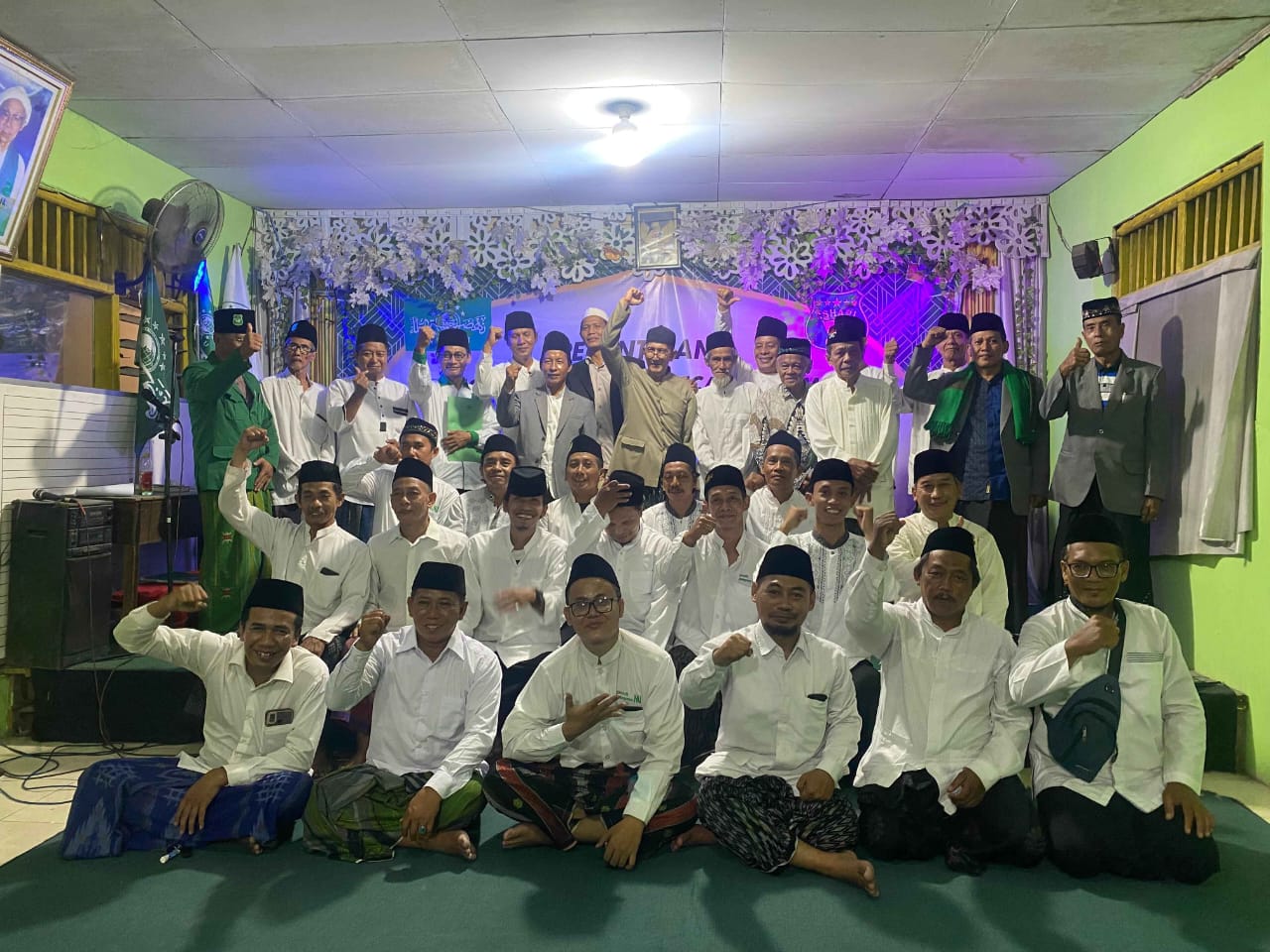 Sejumlah pengurus PAC Ishari NU Kebomas mengabadikan momen bersama dengan PC Ishari Gresik sesuai mengikuti rangkaian pelantikan. Foto: dok PAC Ishari NU Kebomas/NUGres