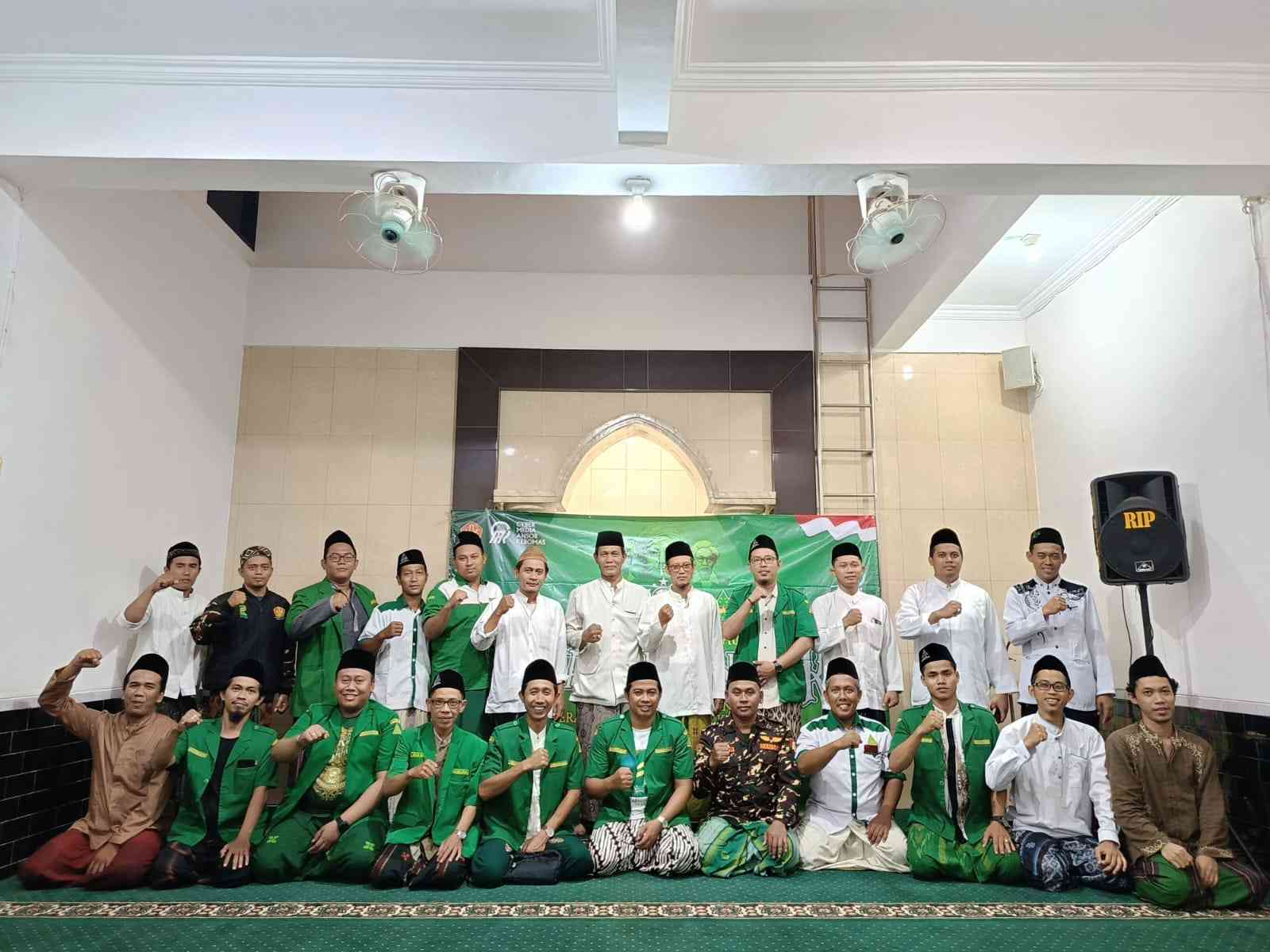 Jajaran Pimpinan Anak Cabang GP Ansor Kebomas bersama Katib Syuriyah MWCNU Kebomas mengabadikan momen seusai gelaran rutinan Rijalul Ansor. Foto: dok PAC GP Ansor Kebomas/NUGres