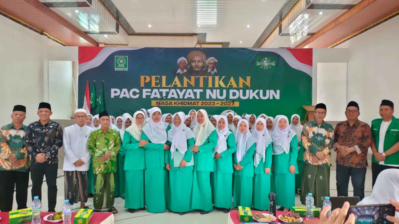 Stakeholder Wakil Cabang NU dan Badan Otonom Anak Cabang Dukun mengabadikan diri dengan foto bersama jajaran PAC Fatayat NU Dukun 2023 - 2027. Foto: dok PAC Fatayat NU Dukun/NUGres