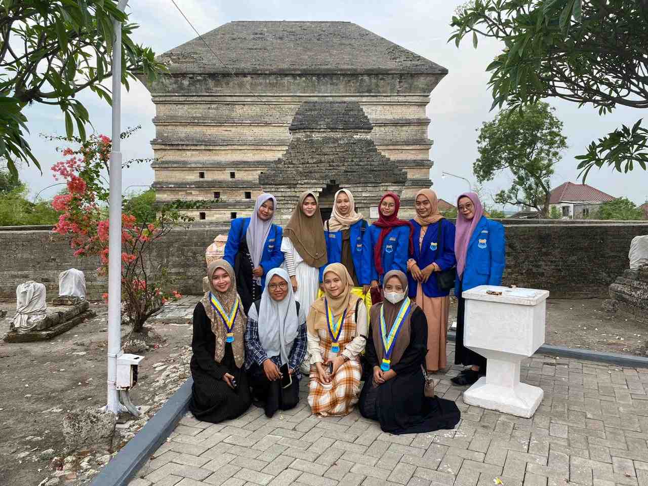 Menandai Hari Pahlawan, sejumlah pengurus Korps PMII Putri (Kopri) Gresik berziarah ke Makam Nyai Siti Fatimah binti Maimun, Leran Manyar Gresik, Sabtu (11/11/2023). Foto: dok Kopri Gresik/NUGres