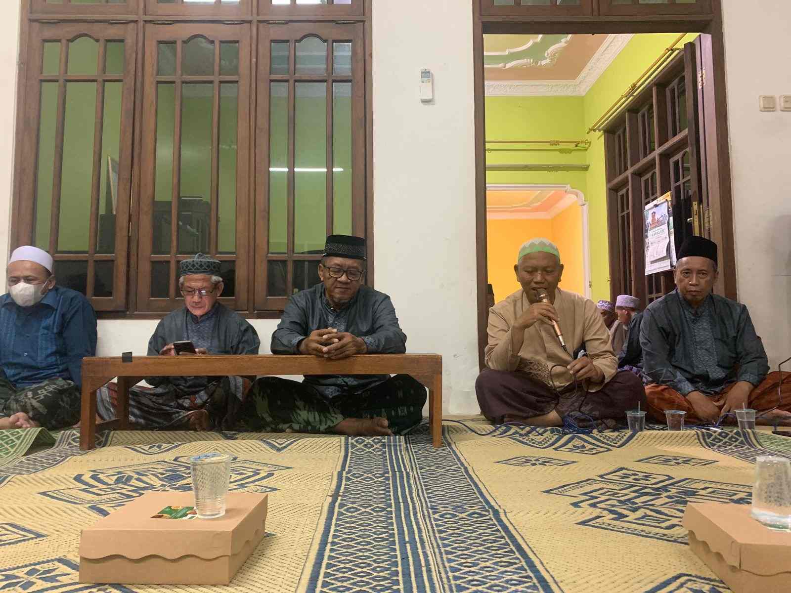 Katib Syuriah MWCNU Bungah Ir. Hamdan saat menjelaskan tata cara mendaftarkan haji bagi calon jemaah haji. Foto: dok LTN MWCNU Bungah/NUGres