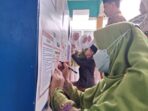 Ketua Pimpinan Cabang Muslimat Nahdlatul Ulama Gresik, Nyai Hj Aliyah Ghozali saat menandatangani Deklarasi Sekolah Ramah Anak. Foto: dok PC Muslimat NU Gresik/NUGres
