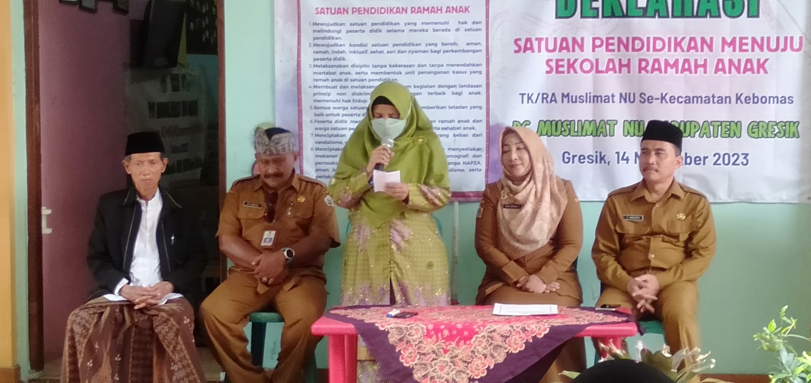 Ketua PC Muslimat NU Gresik, Nyai Hj Aliyah Ghozali saat menyampaikan sambutan dan arahannya. Foto: dok PC Muslimat NU Gresik/NUGres