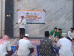 Ketua PRNU Wadak Kidul Ustadz Badruddin, saat gelaran Lailatul Ijtima' perdana di ranting NU setempat. Ia menyampaikan program prioritas yang dicanangkan. Foto: Mudzakir/NUGres