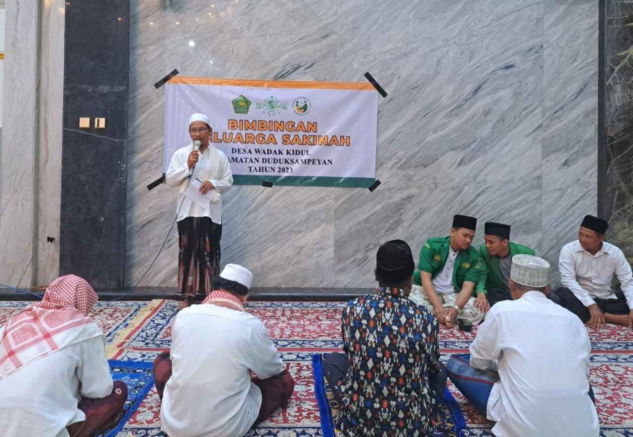 Ketua PRNU Wadak Kidul Ustadz Badruddin, saat gelaran Lailatul Ijtima' perdana di ranting NU setempat. Ia menyampaikan program prioritas yang dicanangkan. Foto: Mudzakir/NUGres