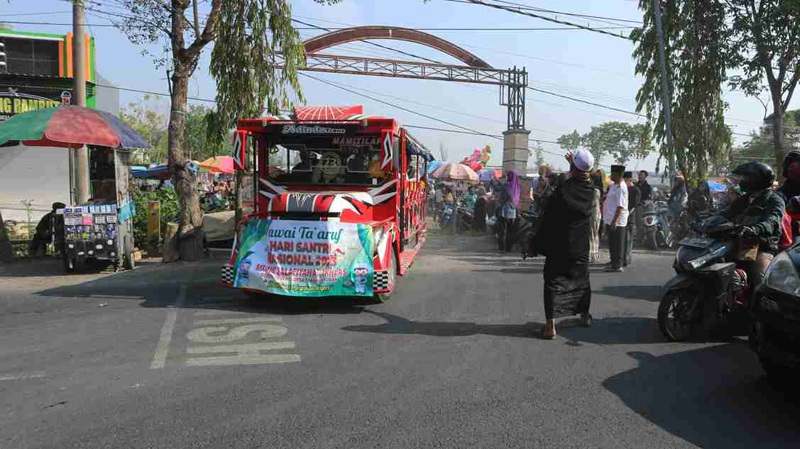 Kirab odong-odong peringatan Hari Santri dan Hari Pahlawan 2023 diikuti ribuan santri TPQ dan Madin se-Kecamatan Balongpanggang, Gresik, Ahad (12/11/2023). Foto: Samsul Arif/NUGres