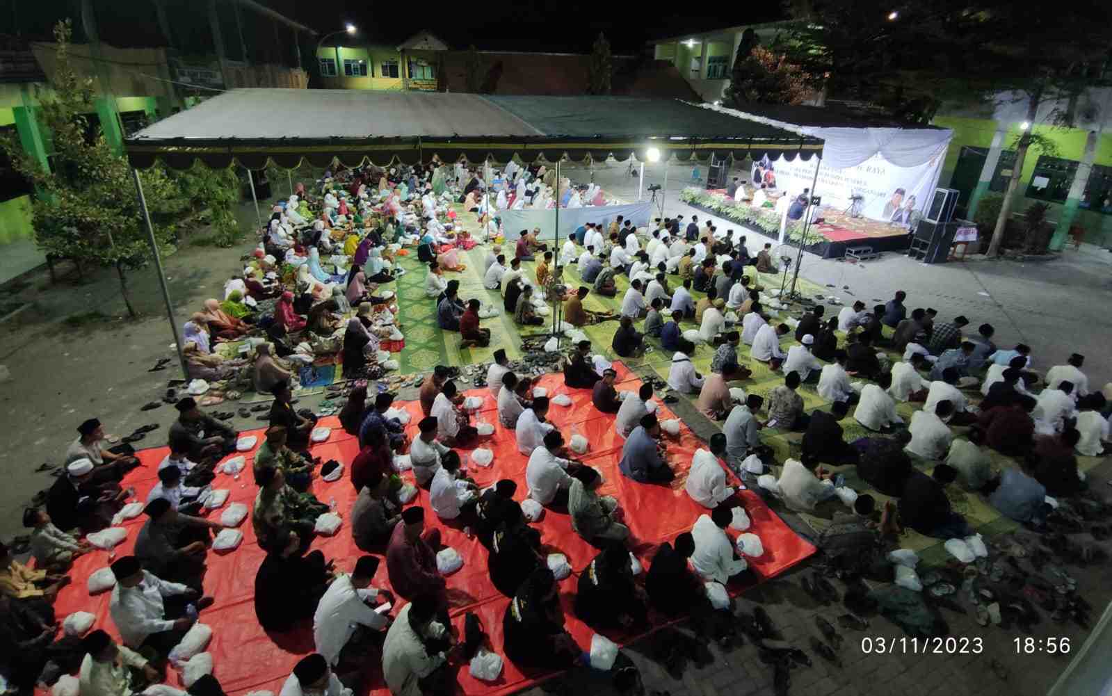 Para jamaah ikuti Haul Akbar Perintis Pendiri dan Penerus Lembaga Pendidikan Ma'arif NU Randegansari, Driyorejo Gresik, Jumat (3/11/2023) malam. Foto: NUGres
