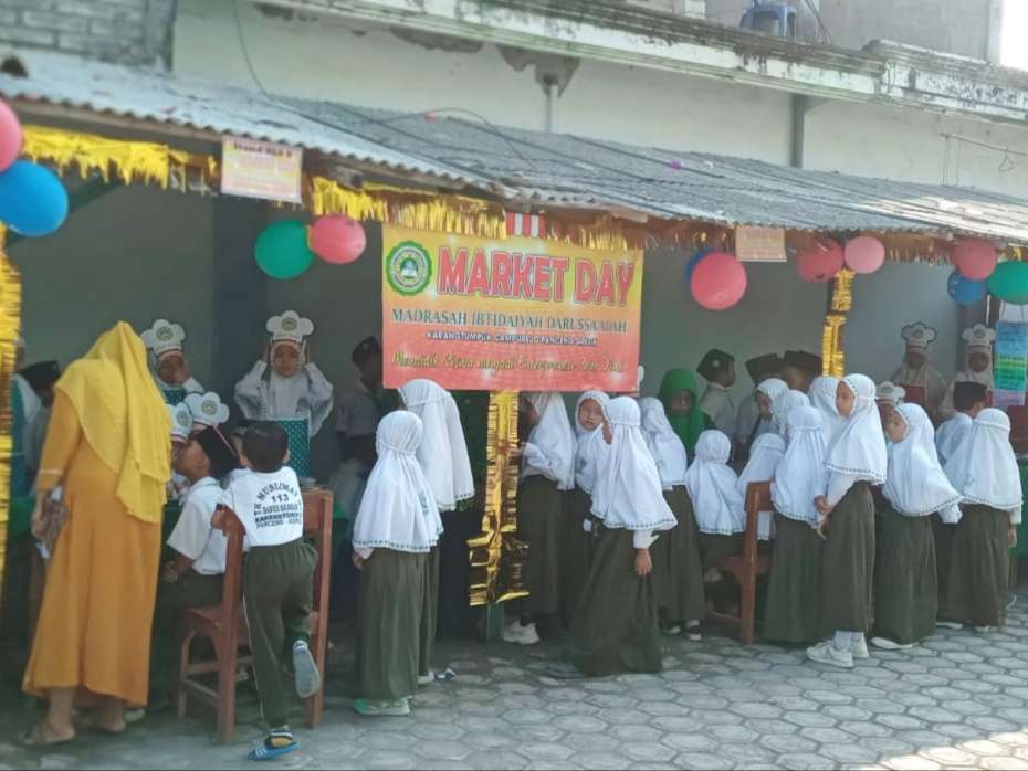 Peserta didik MI Darussa'adah Karangtumpuk Campurejo Panceng Gresik saat mengikuti "Market Day" sebagai sarana pembelajaran literasi dan numerasi. Foto: dok MI Darussa'adah Karangtumpuk/NUGres