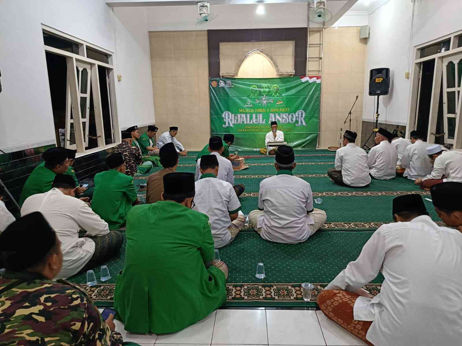 Pimpinan Anak Cabang GP Ansor Kebomas menggelar sholat ghoib dan doa bersama, di sela-sela rangkaian kegiatan rutin Majelis Dzikir dan Sholawat Rijalul Ansor, Senin (6/11/2023) malam. Foto: dok PAC GP Ansor Kebomas/NUGres