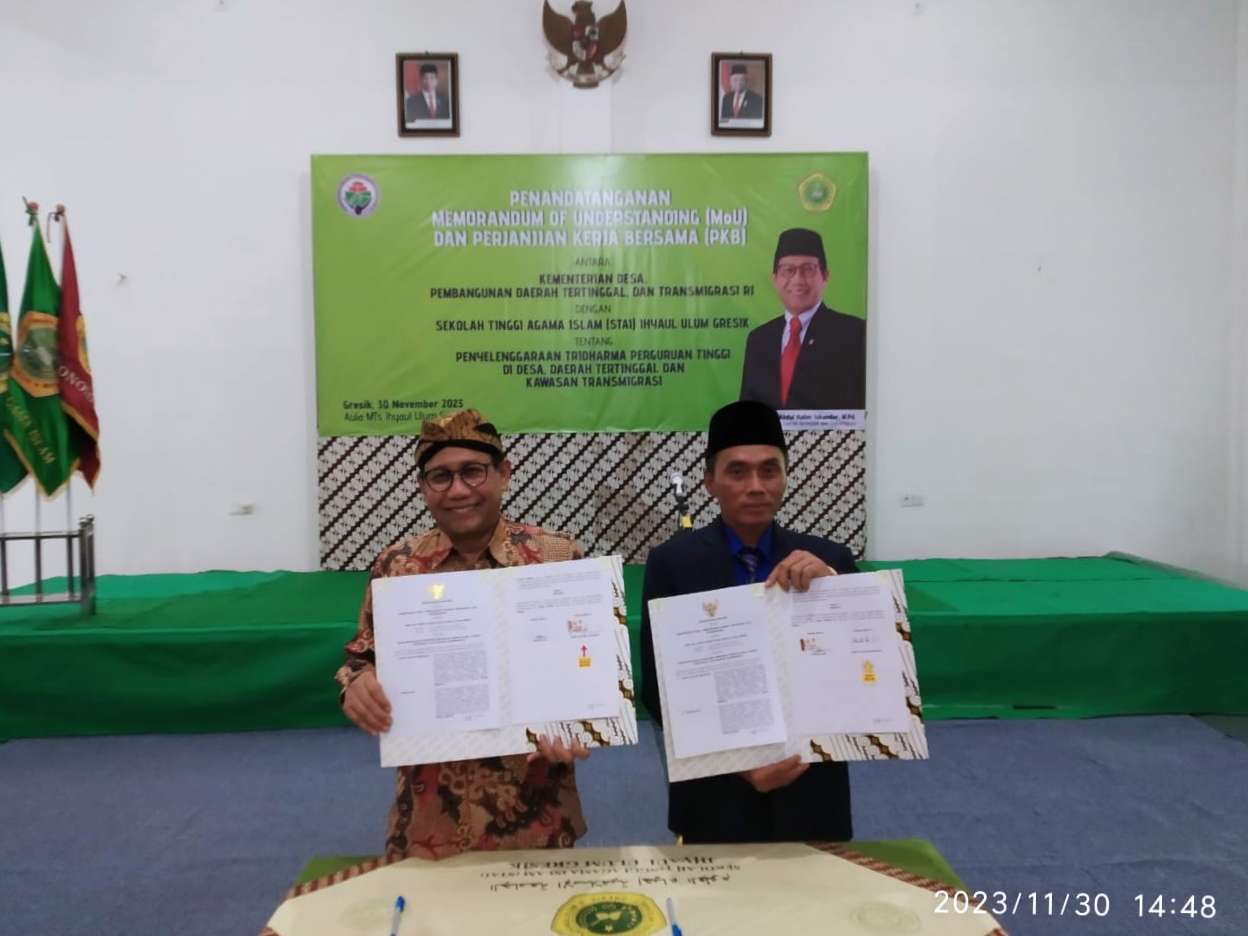 Menteri Desa PDTT RI Dr (H.C) Drs. Abdul Halim Iskandar, M.Pd., dan Ketua STAIIU Gresik Ubaidillah, S. Ag., M.Pd.I menandatangani kerja sama penyelenggaraan tridharma perguruan tinggi di desa, Kamis (30/11/2023). Foto: dok STAIIU Gresik/NUGres