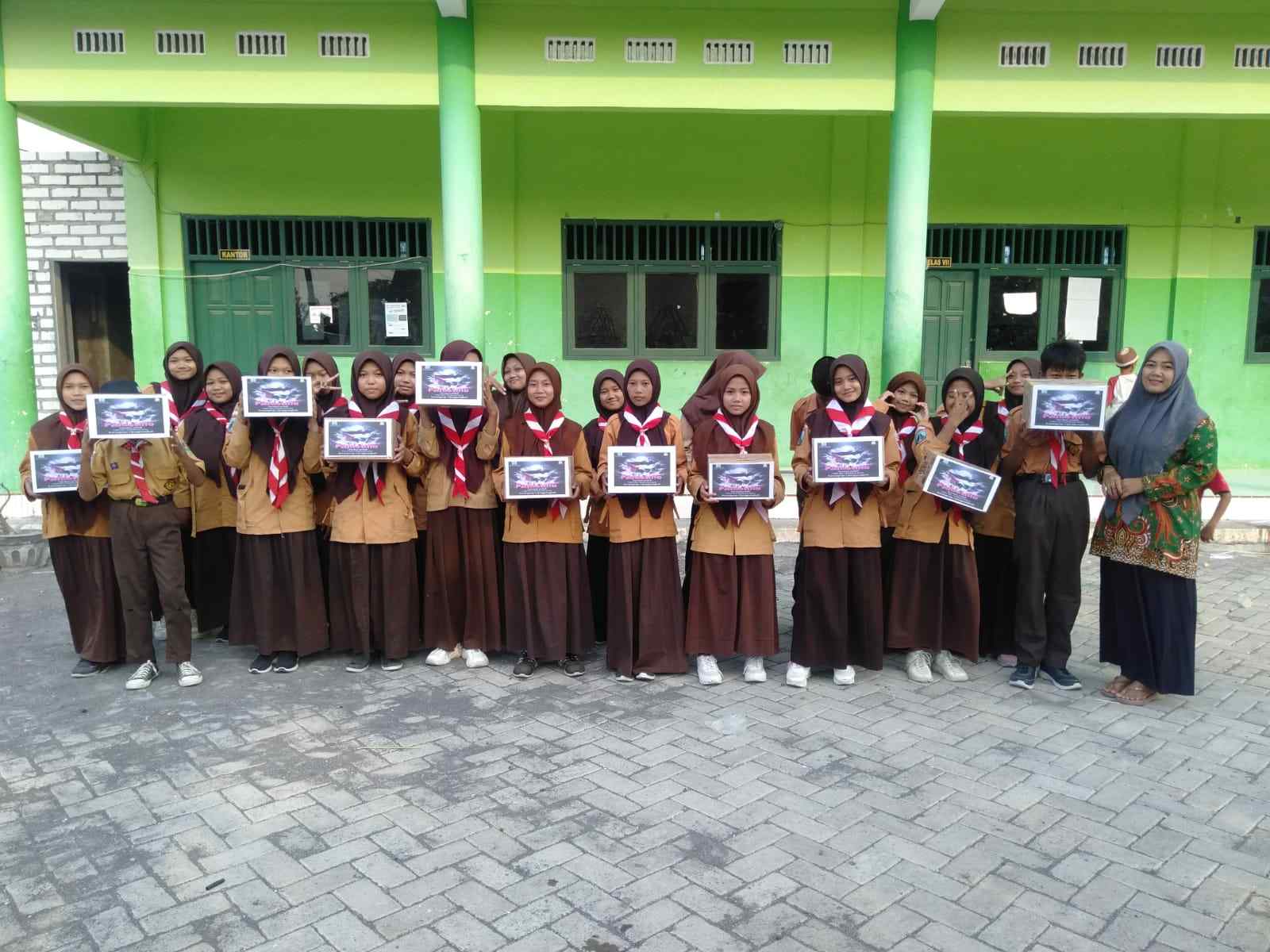 Sambil berdonasi, para siswa MTs Tarbiyatul Islam Karangrejo Ujungpangkah Gresik meneriakkan Free Free Palestine!. Foto: Syafik Hoo/NUGres