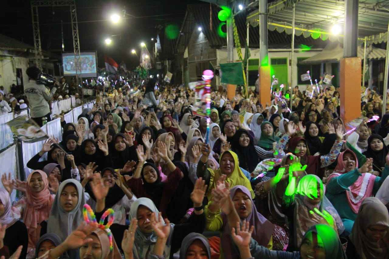 Nahdliyin Gresik nampak antusias dan memadati Tempat Pelelangan Ikan (TPI) Gadukan Lumpur Gresik untuk mengikuti "Lumpur Bersholawat" pada Jumat (3/11/2023) malam. Foto: Adin/NUGres