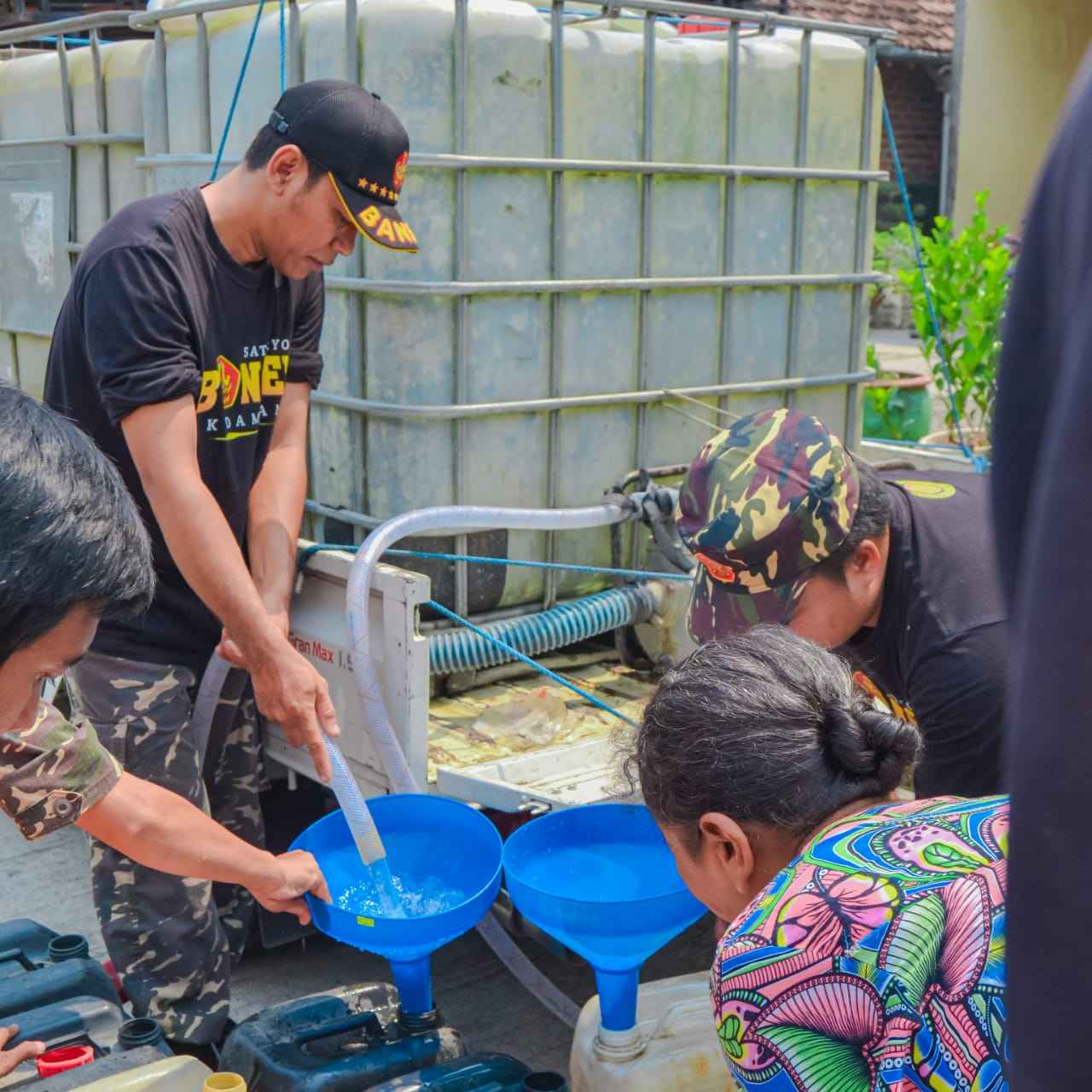 RESPONSIF. Pimpinan Anak Cabang Gerakan Pemuda Ansor Kedamean melalui Satgas Khusus Banser Satkoryon Kedamean saat melaksanakan giat dropping air bersih ke desa terdampak kekeringan. Foto: dok PAC GP Ansor Kedamean/NUGres