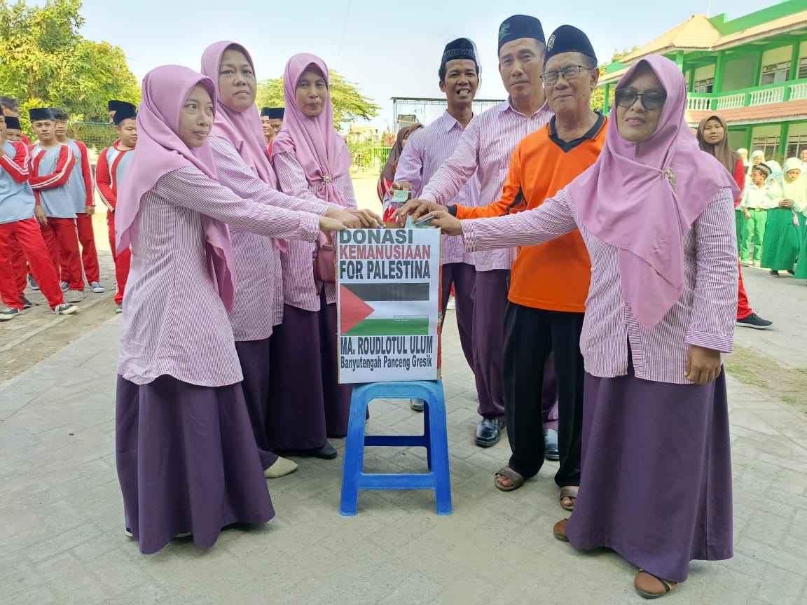 BERI TELADAN. Para pendidik Yayasan Roudlotul Ulum Banyutengah Panceng Gresik, saat penggalangan dana untuk tragedi kemanusiaan di Palestina. Foto: Syafik Hoo/NUGres