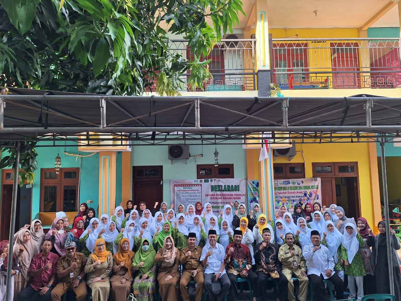 PC Muslimat NU Gresik bersama stakeholder mengabadikan momen dengan berfoto bersama pasca menggelar sosialisasi dan deklarasi Sekolah Ramah Anak. Foto: dok PC Muslimat NU Gresik/NUGres