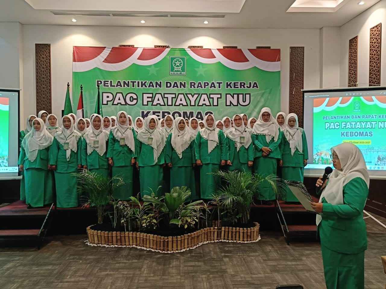 Jajaran kepengurusan Pimpinan Anak Cabang Fatayat NU Kebomas masa khidmat 2023 -2027 secara resmi dilantik, Sabtu (4/11/2023). Foto: Luthfi Anshori/NUGres