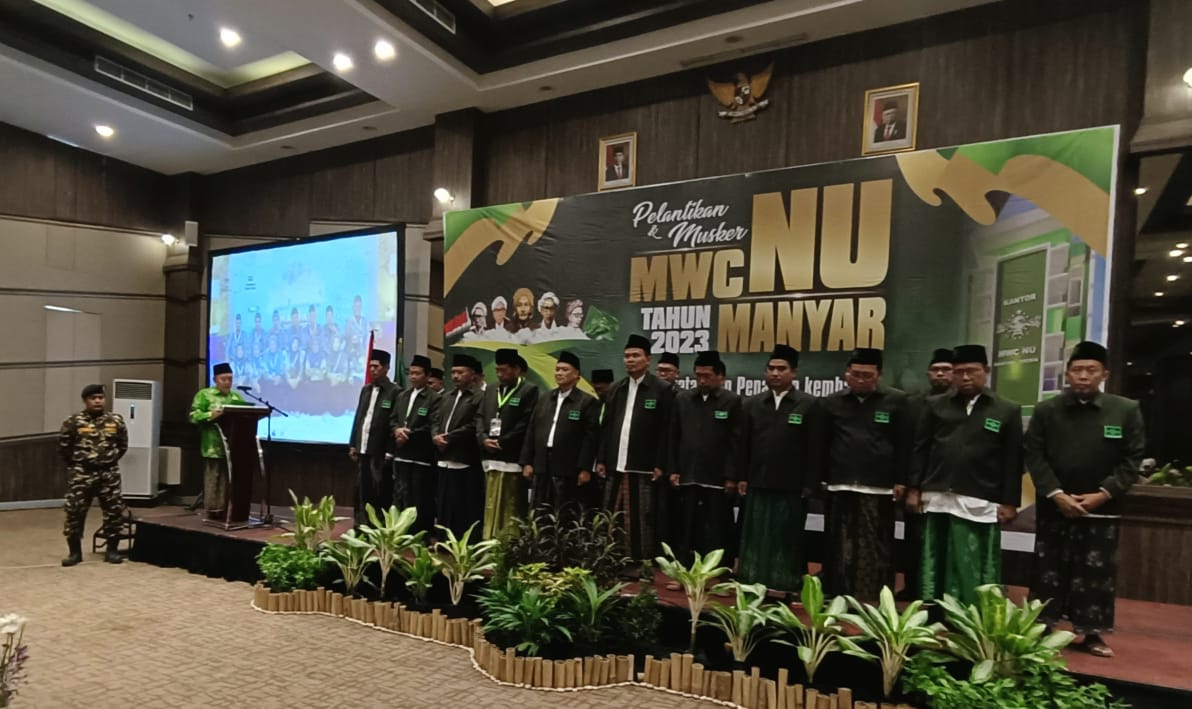 Majelis Wakil Cabang Nahdlatul Ulama Manyar masa khidmat 2023 - 2028 saat dilantik oleh Rais Syuriyah PCNU Gresik KH Moch Farhan, Ahad (26/11/2023). Foto: dok Media NU Manyar/NUGres