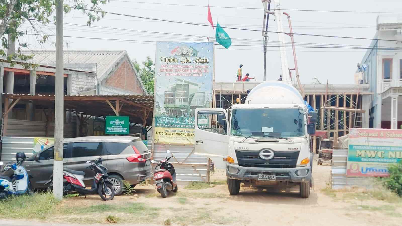 Progres pembangunan Gedung MWCNU Balongpanggang, Gresik. Dak Beton Lantai 2 Rampung dikerjakan. Foto: Samsul Arif/NUGres